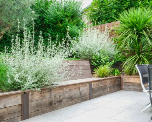 Création et pose sur mesure d'une terrasse grès cérame pour une maison à Sainte-Foy-lès-Lyon, Sainte-Foy-lès-Lyon, PERRIN Paysage