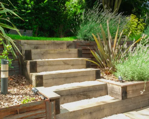 Création sur mesure d'escalier extérieur en poutres de chêne massif dans un jardin à Sainte-Foy-lès-Lyon, Sainte-Foy-lès-Lyon, PERRIN Paysage